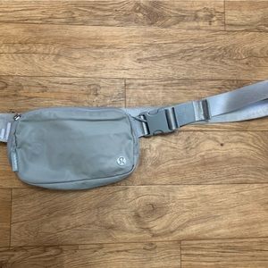 Lululemon 
Everywhere Belt Bag 1L in Silverdrop